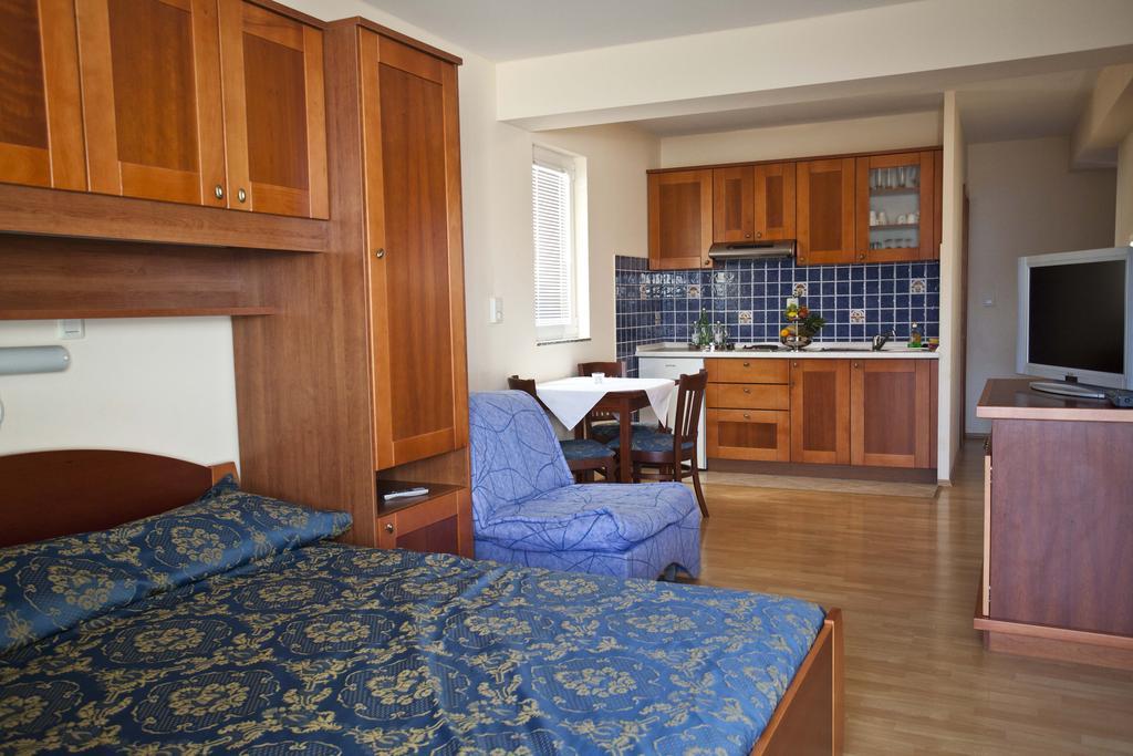 Studio Apartmani Bijeli Delfin Biograd Na Moru Quarto foto